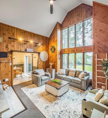 Lake Harmony Casa | Italy Inspired Lakeview Chalet with Hot Tub