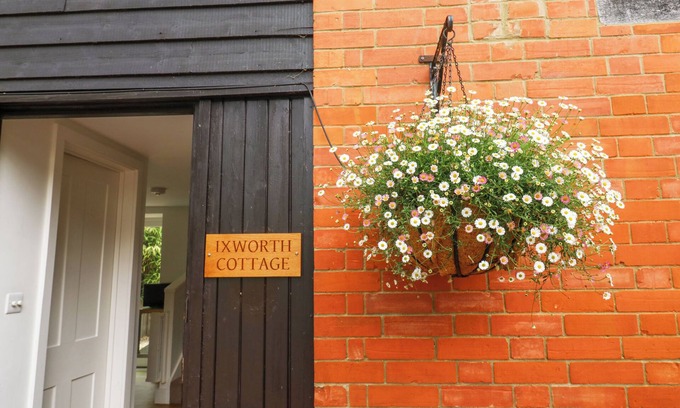 Ottery St Mary Cabaña | IXWORTH COTTAGE, pet friendly, with a garden in Ottery St Mary