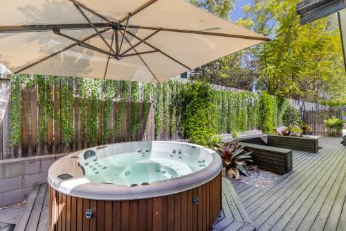 Pokolbin Casa | Jacaranda Amber The Vintage Golfside Luxe Villa Hunter Valley