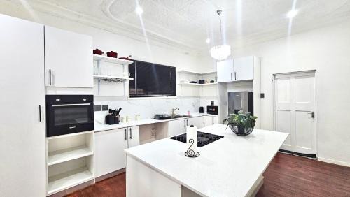 Muckleneuk Villa | Jacaranda Escape 4 x King Bed 3 Bath House