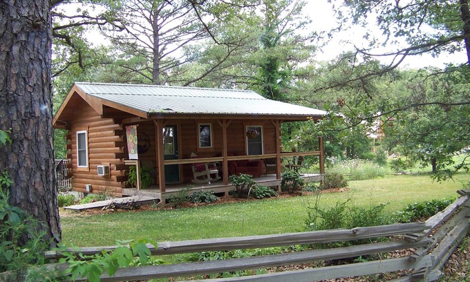 Steelville Cabina | Cabaña de madera de Jack Cerca del río Meramec en lugar tranquilo y arbolado con Bañera de hidromasaje