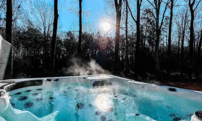 Eclectic Casa | Jacuzzi Cottage at Lake Martin Kowaliga Bay