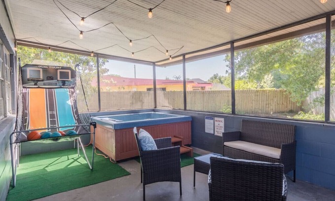 Northeast Orlando Casa | jacuzzi & games + close to dwtn, disney, & parks!