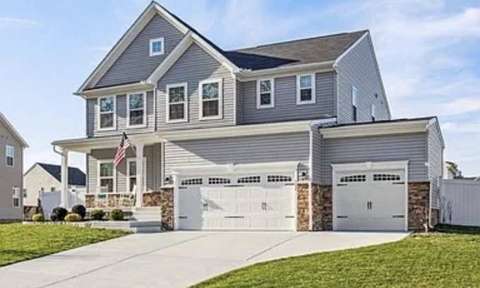 Central Newport News Casa | James River Cottage Big Cozy and beautiful new construction