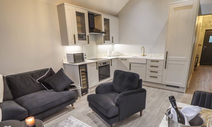 Hull Cabaña | JASMINE, romantic, luxury holiday cottage, with a garden in Willerby