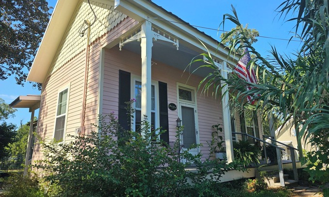 St. Francisville Casa | Jasperilla Pink house by Louisiana Hospitality Group