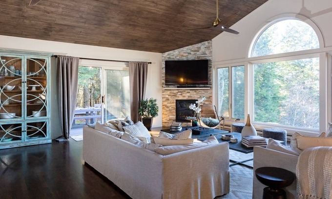 Monterey Casa | Impresionantes vistas a la montaña y al lago en esta elegante casa de montaña ...