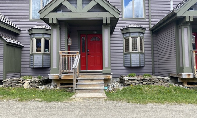 North Troy Casa | Jay Peak 4BR/3.5BA Ski-in/out Townhome