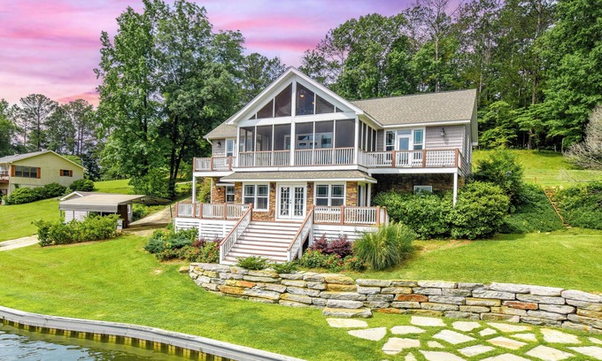 Jacksons' Gap Casa | Jaybird's Perch, Jaybird's Perch- Roomy Lakefront Cabin w/Deepwater- Sleeps 10