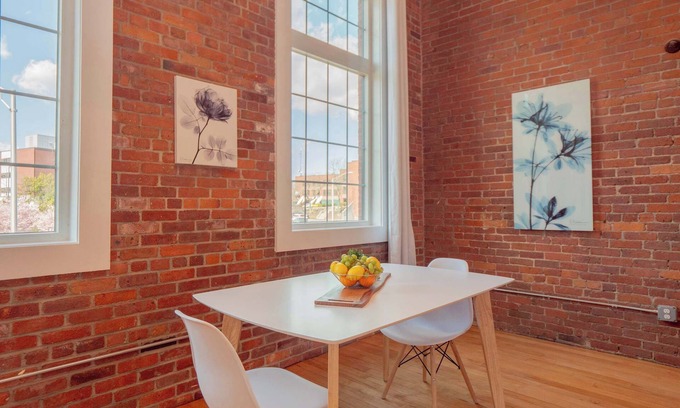 College Hill Apartamento | Jennifer's Historic Brick Riverfront Loft Apartment