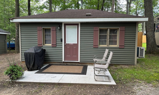 Grayling Cabina | JoAnn Cabin at Kin Cabins w/AC, fireplace, canoe