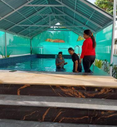 Sea View Ward Casa | Johnson's Homestay With Pool & Ecohouseboat near town beach
