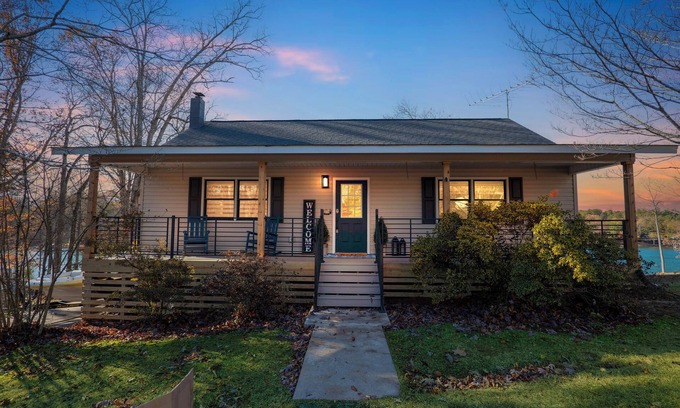 Oconee County Casa | Johnsons Cove - Lakefront retreat with EV Charger. Family and pet friendly