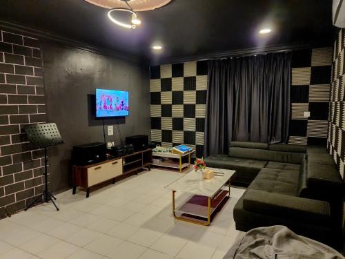 Taman Johor Jaya Casa | Johor Jaya - KTV & Swimming Pool & Mahjong #5BR2B 15pax