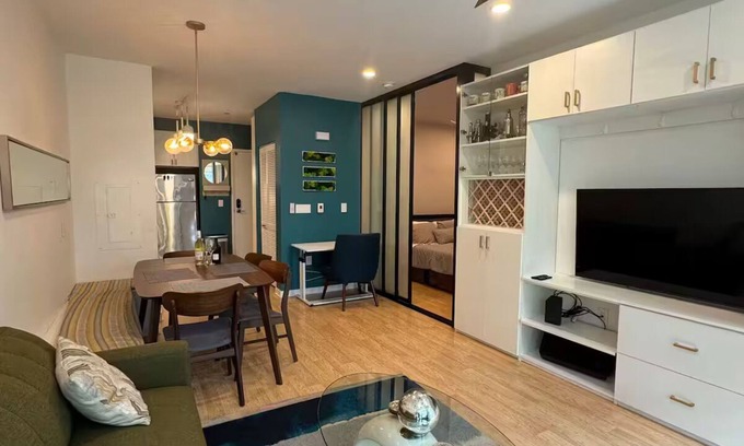 South of Market Condominio | Jr 1 BR w/ parking & a plunge in Design District