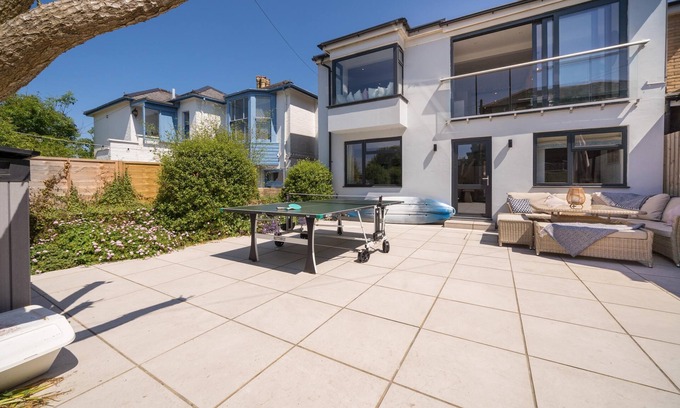 Seaview Apartamento | Jumble Cottage, luxury 4 Bed, Seaside Village home