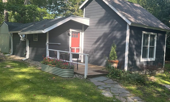 Woodstock Cabaña | Junebug Cottage: peace, love and privacy a short walk to Woodstock village green