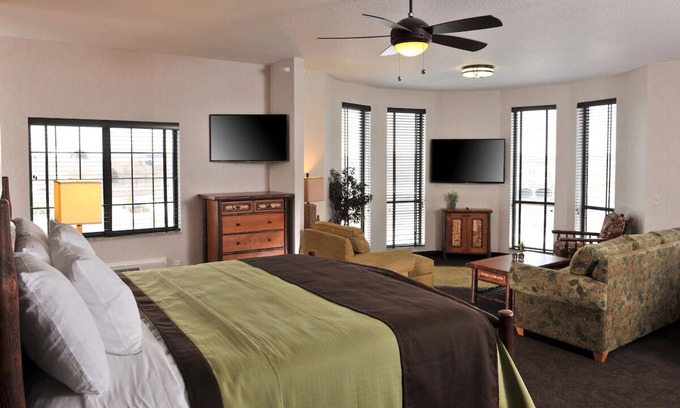 Independence Hotel | Junior Theme Suite with Whirlpool, Living Room, Dry Bar, Stoney Creek