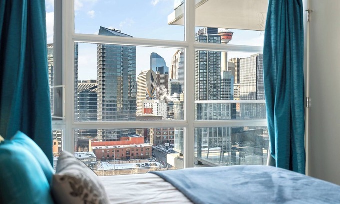 Victoria Park Apartamento | Just 5 Minutes from Scotiabank arena! with parking