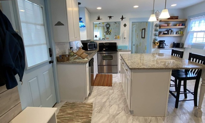 Lakeside Casa | Just a few blocks from Lake Erie! 4 season home with a cozy cottagey feel.