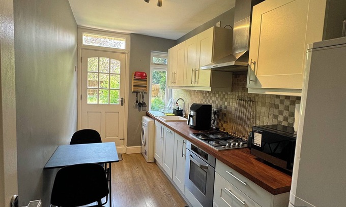 Brownswood Apartamento | Just opposite Finsbury Park, London. 2 minute walk to underground train station
