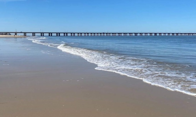 Chic's Beach Casa | Hermosa casa a pocos pasos de la playa con vistas al agua!