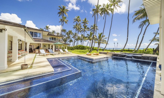 Kahala Casa | ¡Casa privada de 7 recámaras frente a la playa con casa de carruajes y piscina! Kahala Beach Estate