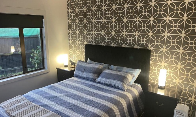 Kaiapoi Casa | Kaiapoi Village House Deluxe bedroom and bathroom