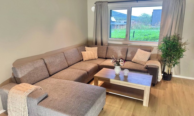 Tromso Apartamento | Kaldfjord Aurora Apartments New. Parking. Nice neighborhood close to mountain