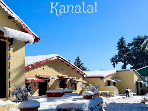 Kanatal Complejo | Kana Mud An Ethnic Village Resort - Beautiful View of Gangotri Mountains