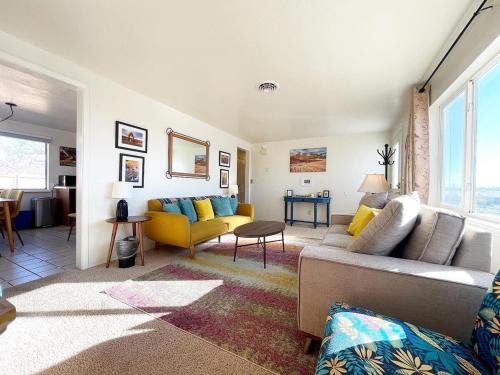 Kanab Casa | Kanab home with HUGE fenced in backyard-Pets Welcome