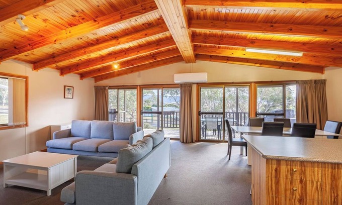 Jindabyne Cabina | Kanangra Cottage - Spacious 3BR + Lakeside Views 5mins from shopping centre