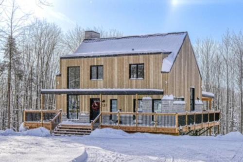 Amherst Chalet De Esquí | Kanata Tremblant Modern Rustic Chalet Private Spa