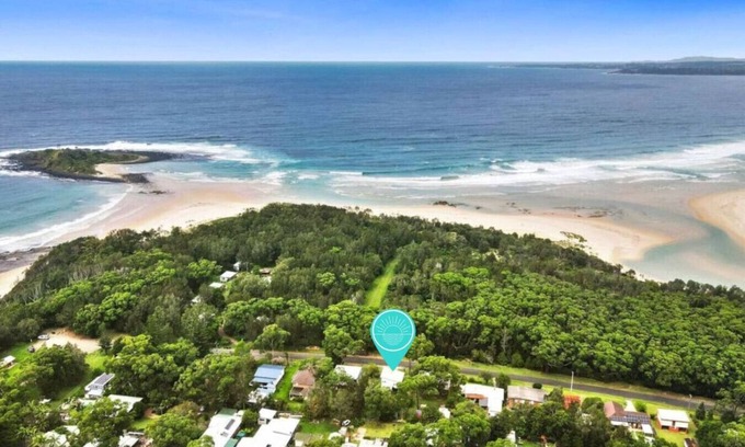 Cunjurong Point Casa | Kangaroo Cottage beach track at your door