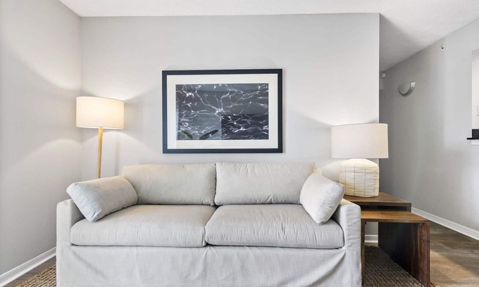 Delray Beach Apartamento | Kasa | Bright & Airy 2 BD + Free Parking | Delray Beach
