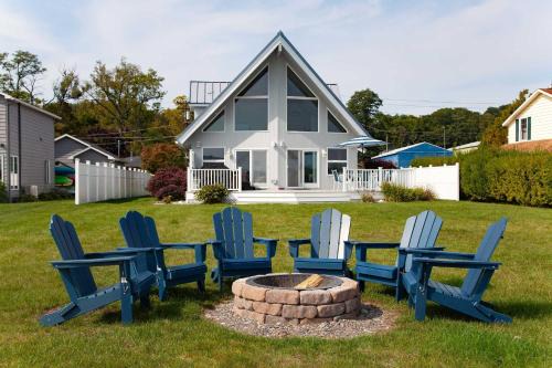 Geneva Casa | Katies Cottage Lakefront Stay with Hot Tub and Kayaks