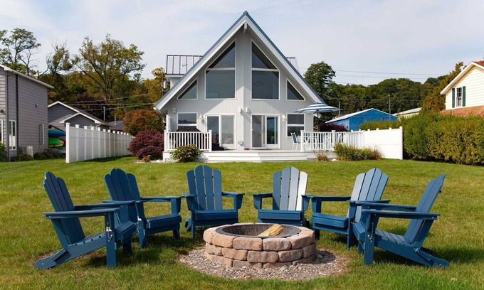 Geneva Casa | Katie's Cottage: Hot tub, lake views and access!