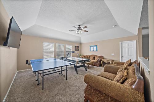Barker Casa | Katy Retreat Bbq Yard Game Room Sleeps 16