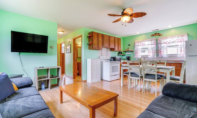 Sister Lakes Casa | Kayak & Fish: 1 Block to Lakeside Park & Ramp!