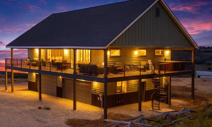 Helper Cabina | Kayaks, Fishing Gear & More—Your Scofield Cabin Adventure Awaits