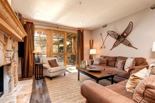 Downtown Park City Apartamento | KBM Resorts Town Pointe Spacious 1 level Walk to Main Town Lift Private Hot Tub Parking Elevator Access AC TPC-102c