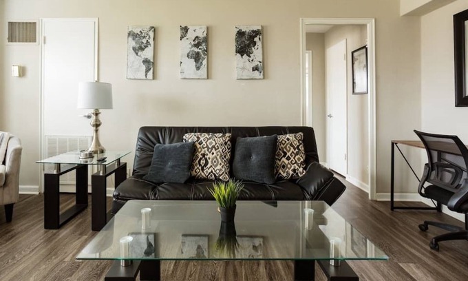 Country Club Plaza Area Apartamento | KC Plaza Unit One Bedroom with Gym Pool Parking