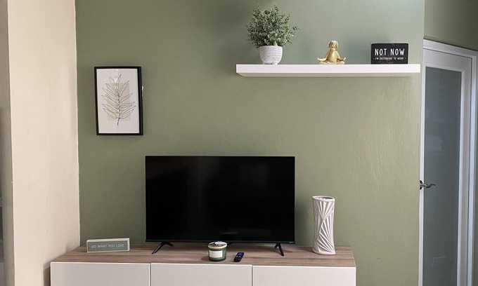 Minillas Apartamento | Keep it simple at this peaceful and centrally located place.
