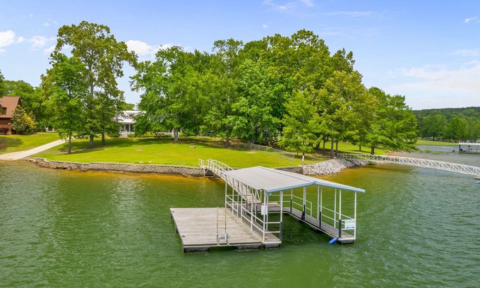 Arley Casa | Smith Lake Rentals & Sales - KELLEY'S SOUTHERN COMFORT - Lote plano, rampa para botes en la propiedad