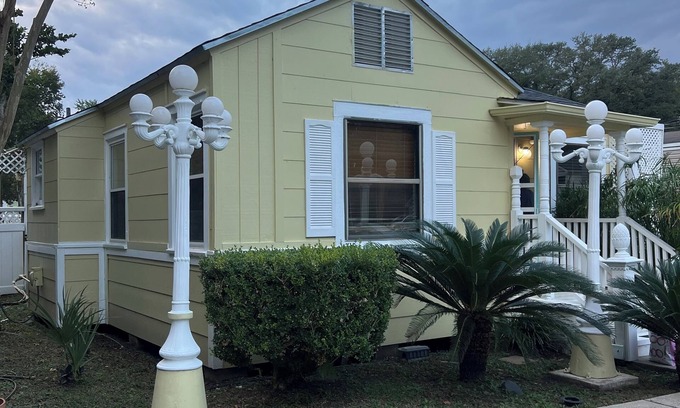 Bacliff Casa | Kemah Cottages on Walsh - Hospitality House