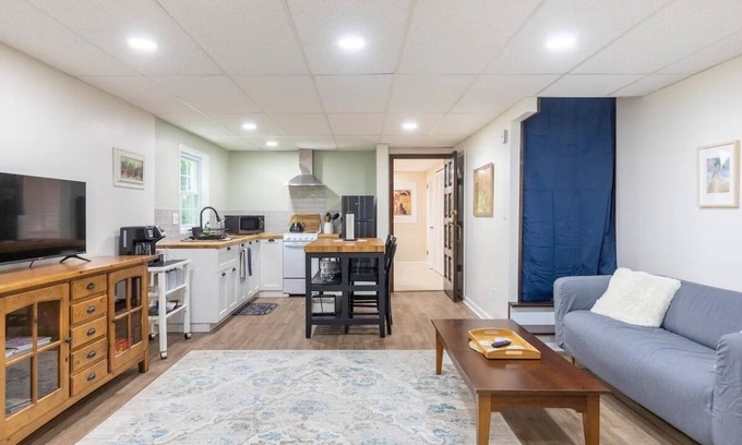 Stone Mountain Cabaña | Kenilworth Lake's French Cottage