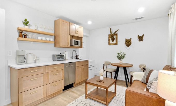 Town Center Apartamento | Kennesaw Charm Suite- 3 min from Kennesaw, Private Entry & Pet Friendly!