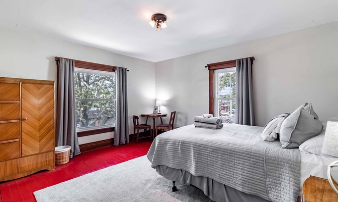 Kent Casa | Walk to Downtown Kent - 3 BR House w/ Patio & Yard