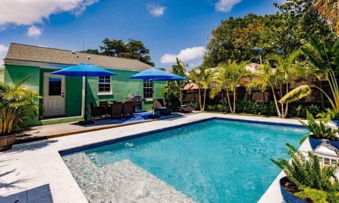 Sunshine Park Casa | Key Lime Cottage - Bask Poolside in a Historic Flamingo Park Gem