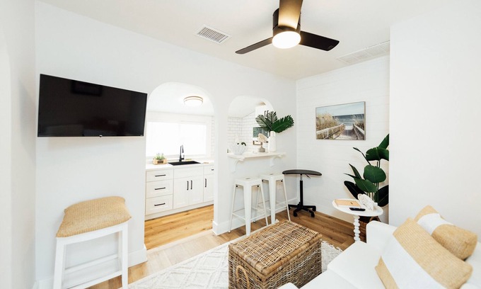 Historic Uptown Apartamento | Key West charm in the heart of St. Petersburg
